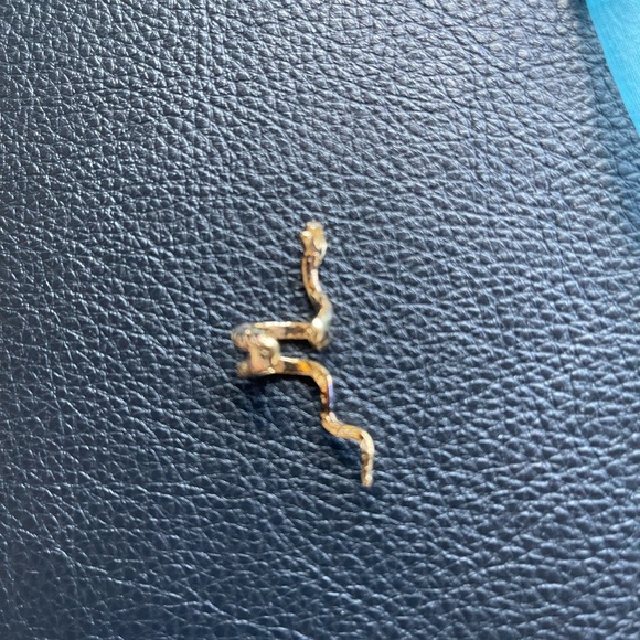 Snake Ear Climber - Gold tone, amazing detail - Picture 6 of 6